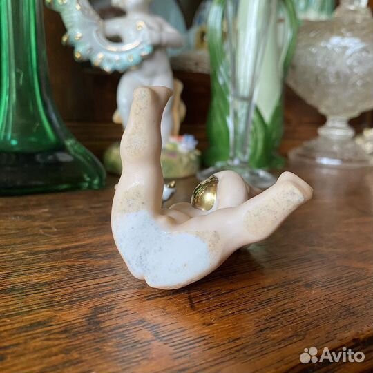 Статуэтка Путти с птенцом