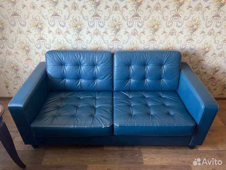 Кожаный диван