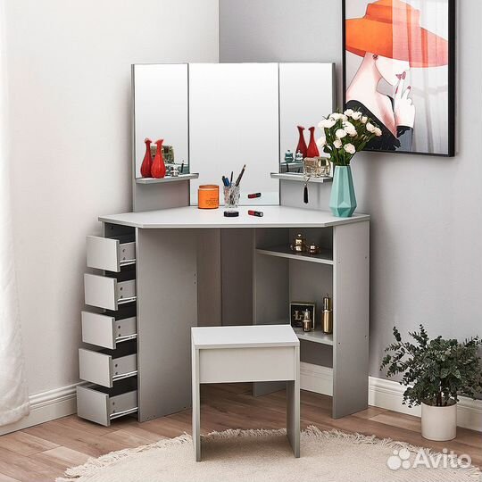 Туалетный столик с зеркалом