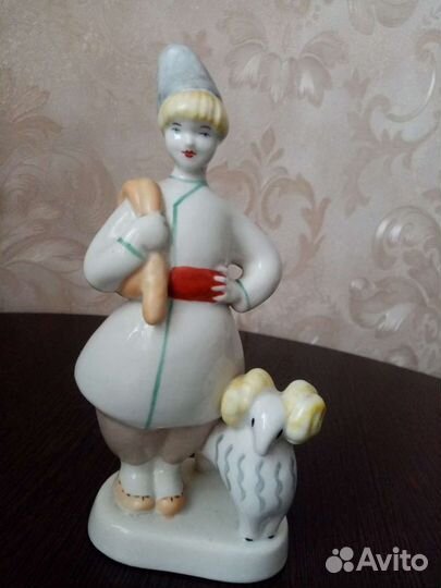 Статуэтка фарфор