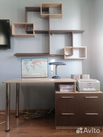 Стол письменный и 2 навесные полки