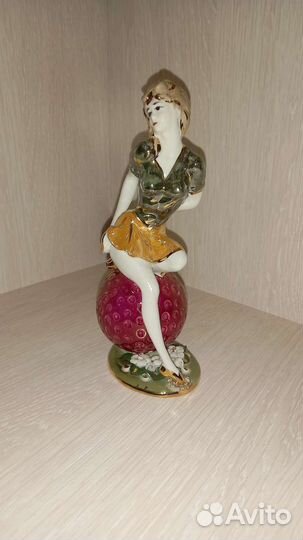 Статуэтка фарфор