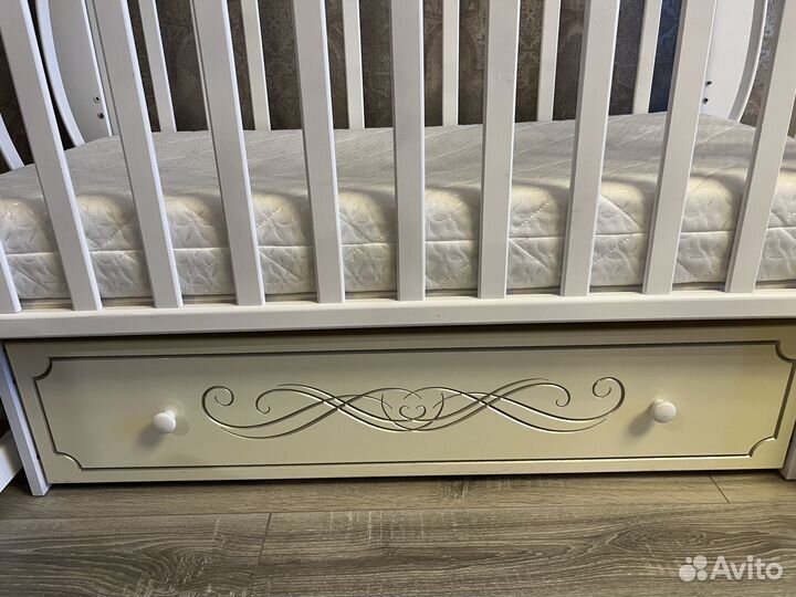 Детская кроватка с маятником