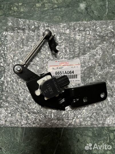 Датчик уровня положения кузова 8651A064 Mitsubishi