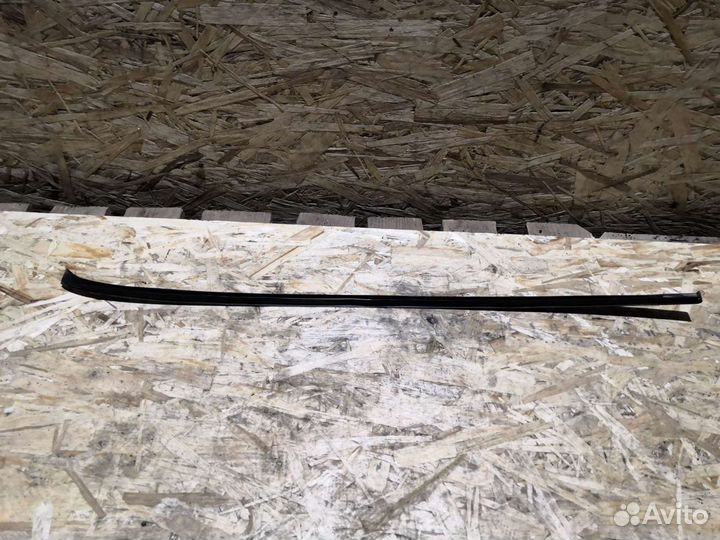 Молдинг лобового стекла R Volkswagen Passat B6