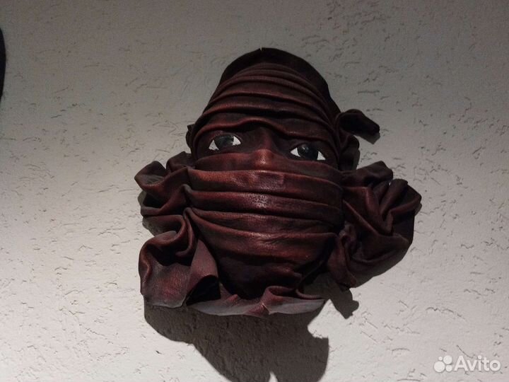 Маска из кожи