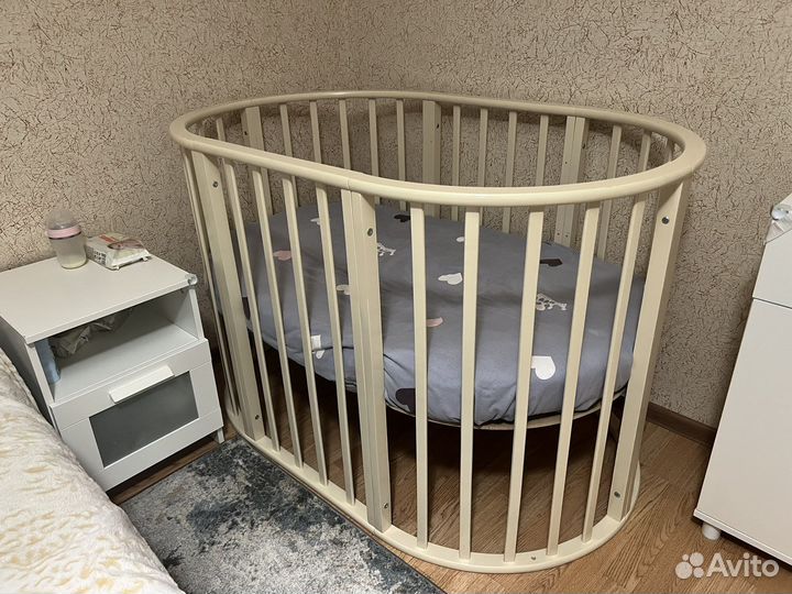 Детская кроватка с маятником