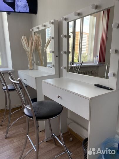 Гримерный стол с зеркалом(2) и барные стулья(2)