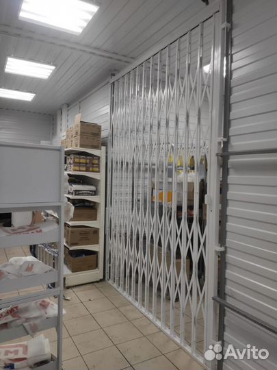 Решетка раздвижная на проем в магазине