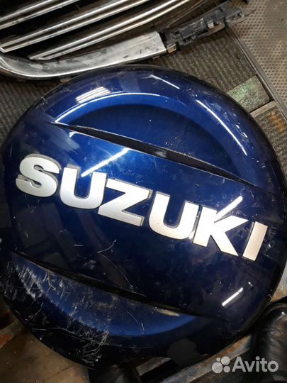 Сузуки эмблема кожуха запасного колеса vitara