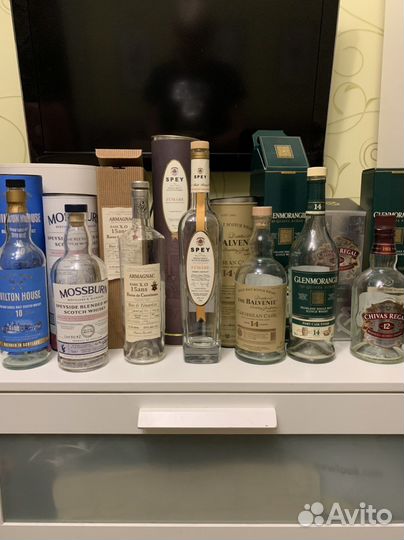 Бутылки от виски и упаковочные коробки