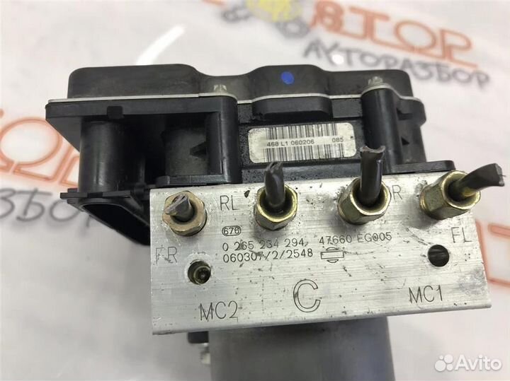 Блок ABS под капотом Nissan Fuga (Y50) 2004 - 2007