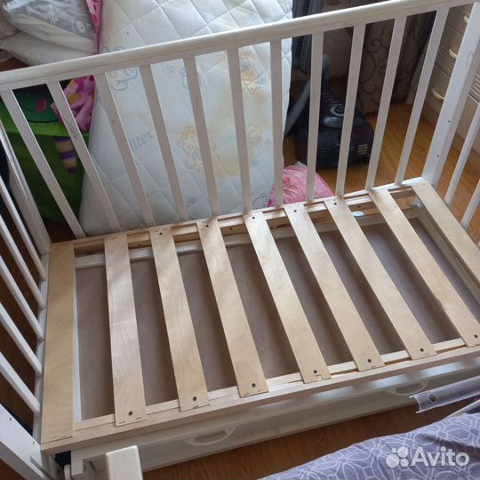 Детская кроватка с маятником и ящиком
