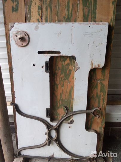 Крышка стола и деталь стола швейной машинки