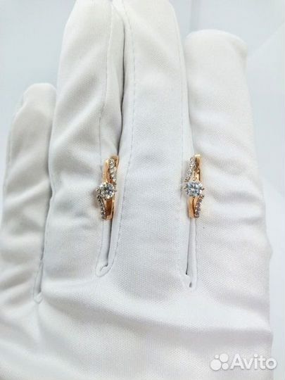 Золотые серьги с камнем