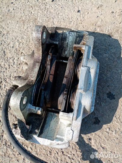 Суппорт передний правый Mitsubishi Pajero 4 3.2D