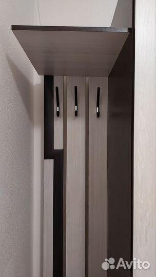 Прихожая со шкафом и зеркалом