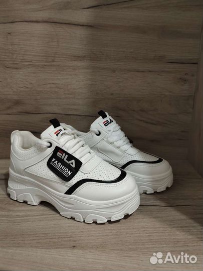 Кроссовки женские