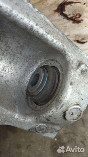 Кулак задний левый Land Rover Evoque 2