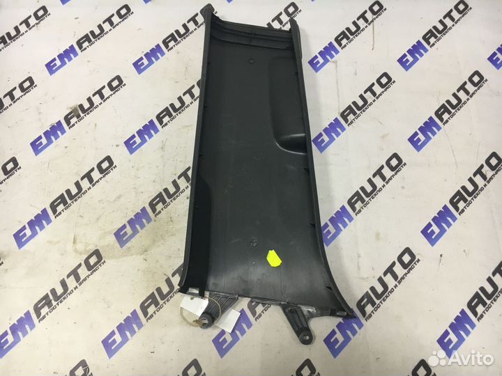 Накладка средней стойки правая Фольксваген Гольф 5