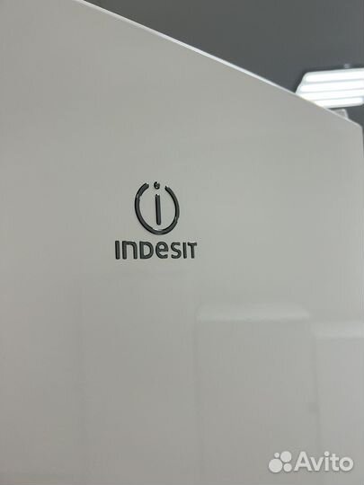 Холодильник Indesit 200см Новый