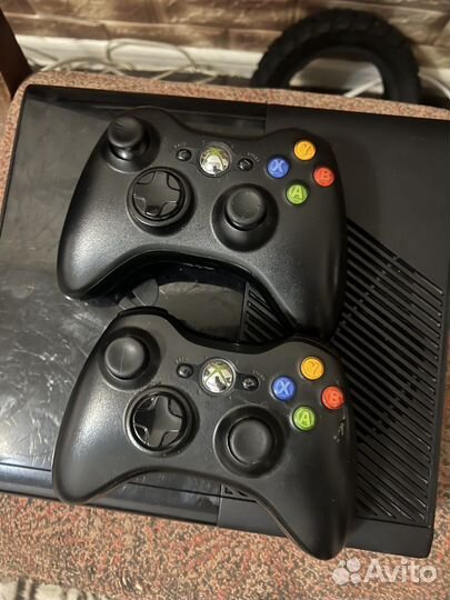 Игровая приставка Xbox 360 с двумя джойстиками
