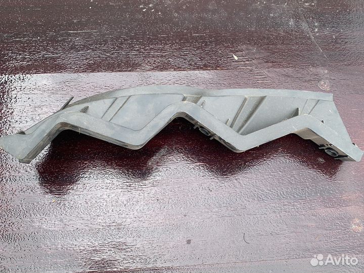 Направляющий профиль переднего бампера