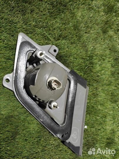 Вставка между стопов задняя правая Nissan Fuga Y50