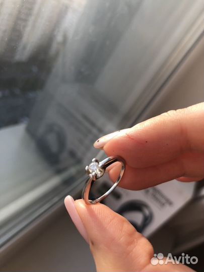 Кольцо из белого золота с бриллиантом