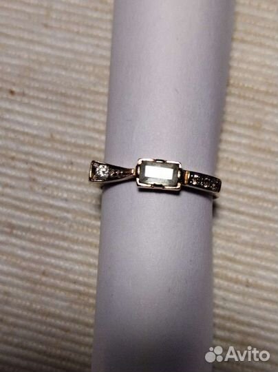 Золотое кольцо с топазом и фианитами 585