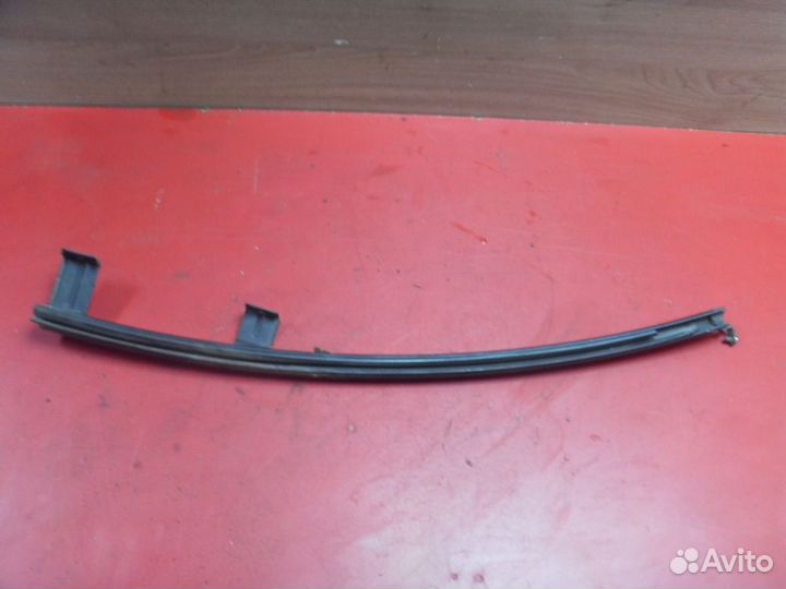 Направляющая стекла двери 822230N800 Nissan Pulsar