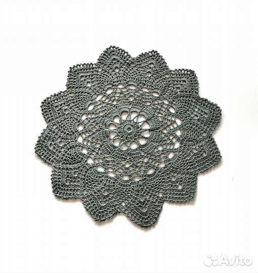 Набор вязаных кружевных салфеток цвета хаки