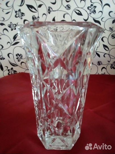 Стеклянная ваза для цветов