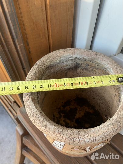 Глиняный горшок для цветов