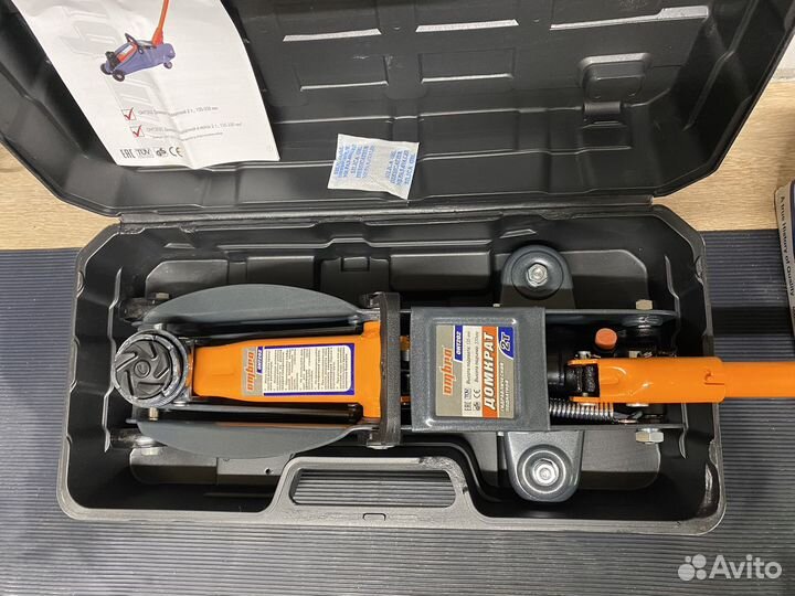 Домкрат подкатной 2т Ombra