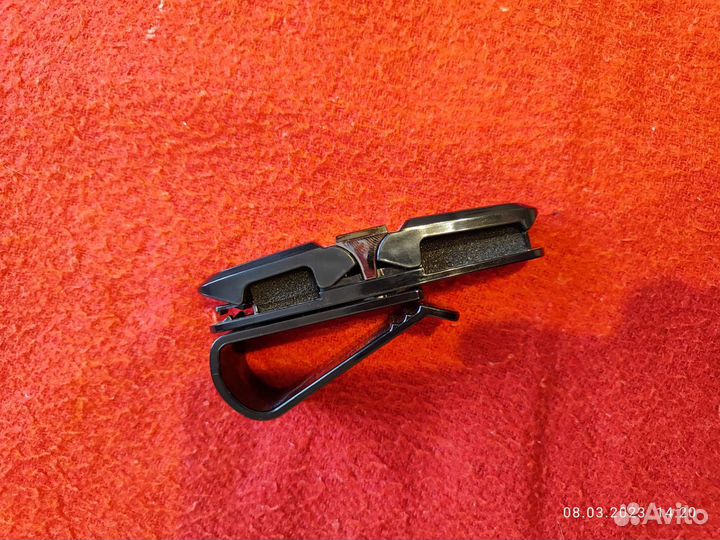 Держатель для очков в автомобиль