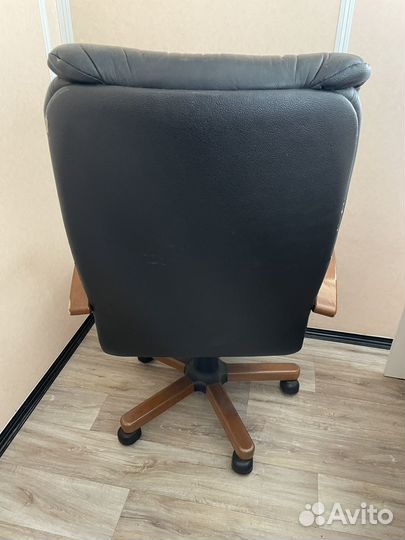 Офисное кожаное кресло