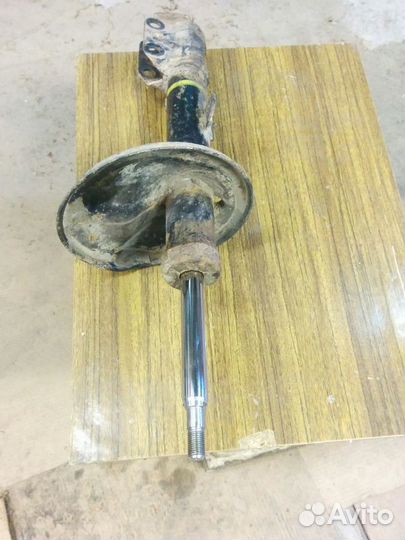 Амортизатор Рав 4 передний правый kayaba