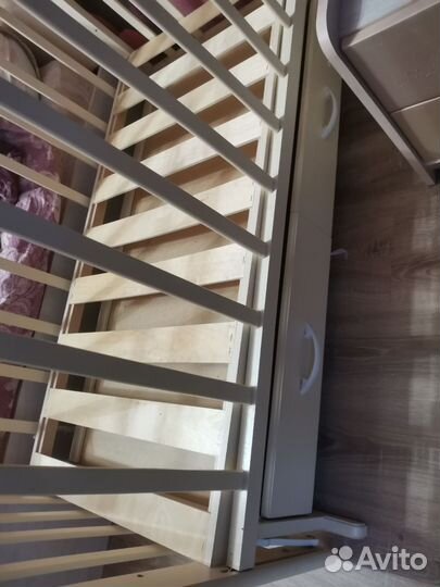 Детская кроватка с поперечным маятником