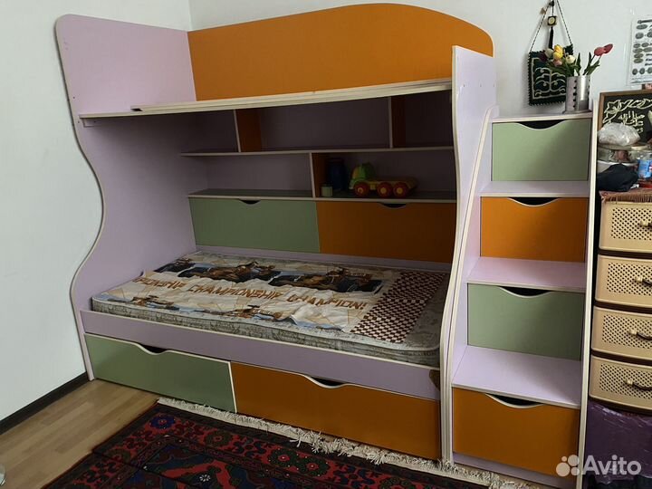 Кровать двухьярусная