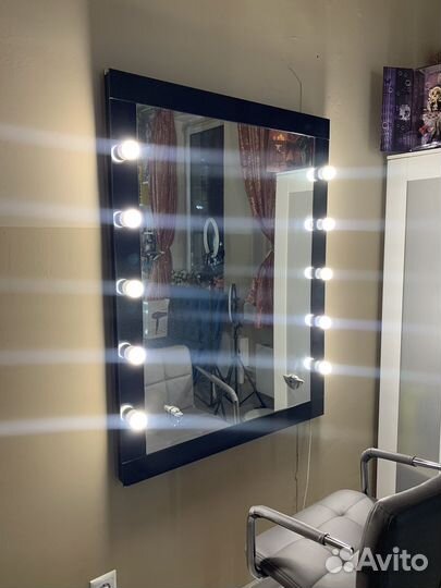 Гримерное зеркало с лампочками