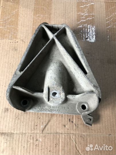 Кронштейн двигателя Audi A8 D2 4D0199308E