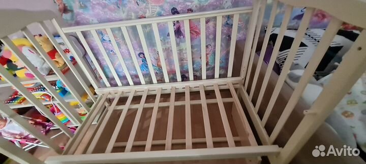 Детская кроватка с маятником