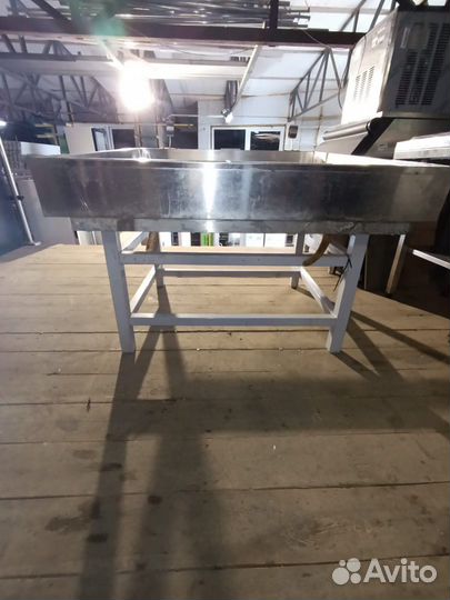 Стол витрина