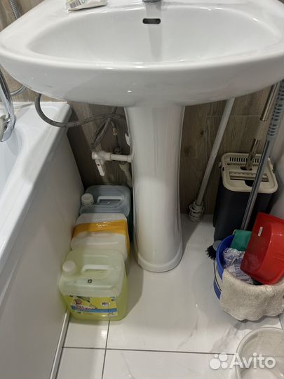 В ванну под раковину