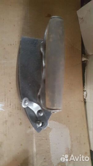 Старинный угольный утюг