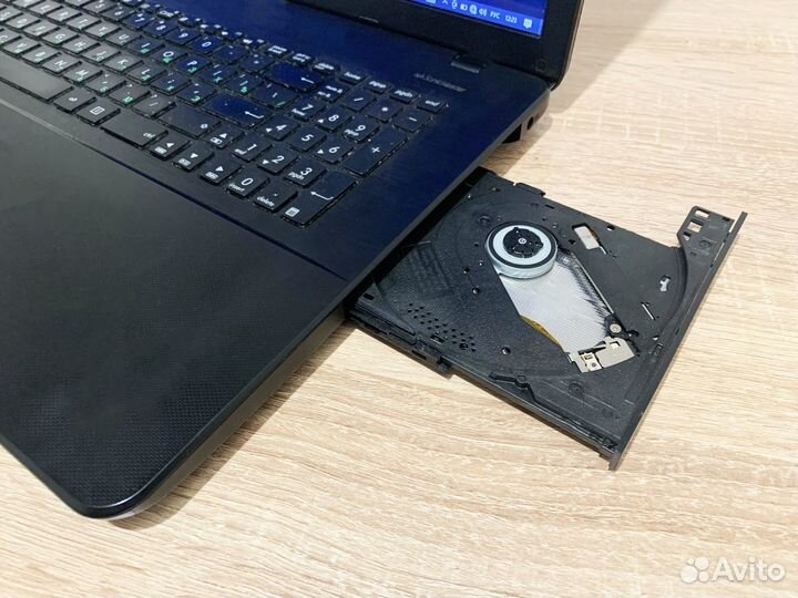 Ноутбук Asus 17.3 4 ядра / 8GB / SSD 256 / GeForce