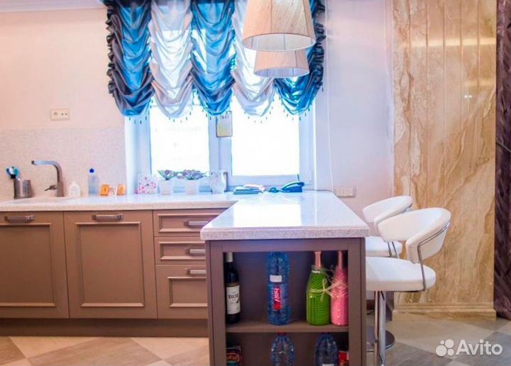 Яркий ресепшн из гранита Титаниум Голд