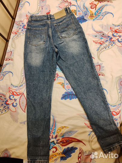 Джинсы mom