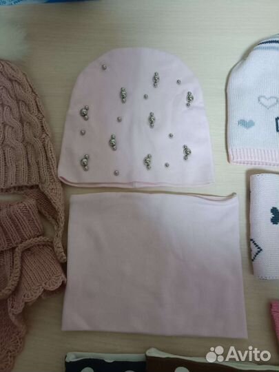 Пакетом детские шапки и другое